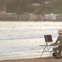 そろそろ終電だな、と焦るWebクリエイター　海岸での作業の写真