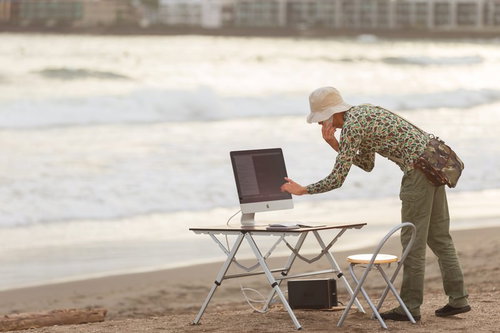 「また、泊まりだな...」と諦めるWebクリエイター