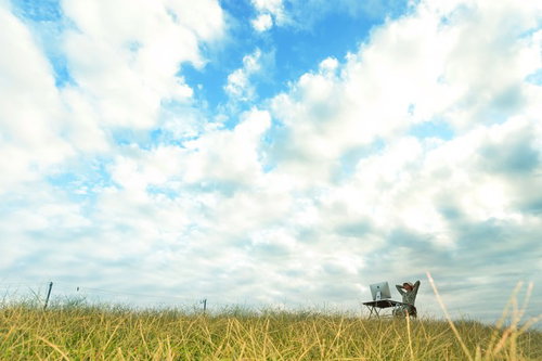 本日の改修作業を終え草原でリフレッシュするITワーカー