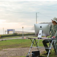 「今日も仕事頑張ったなあ、そろそろ帰るか」と充実したWEBディレクターの写真