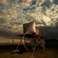 「また、徹夜だよ」と諦めるWEBディレクターの写真