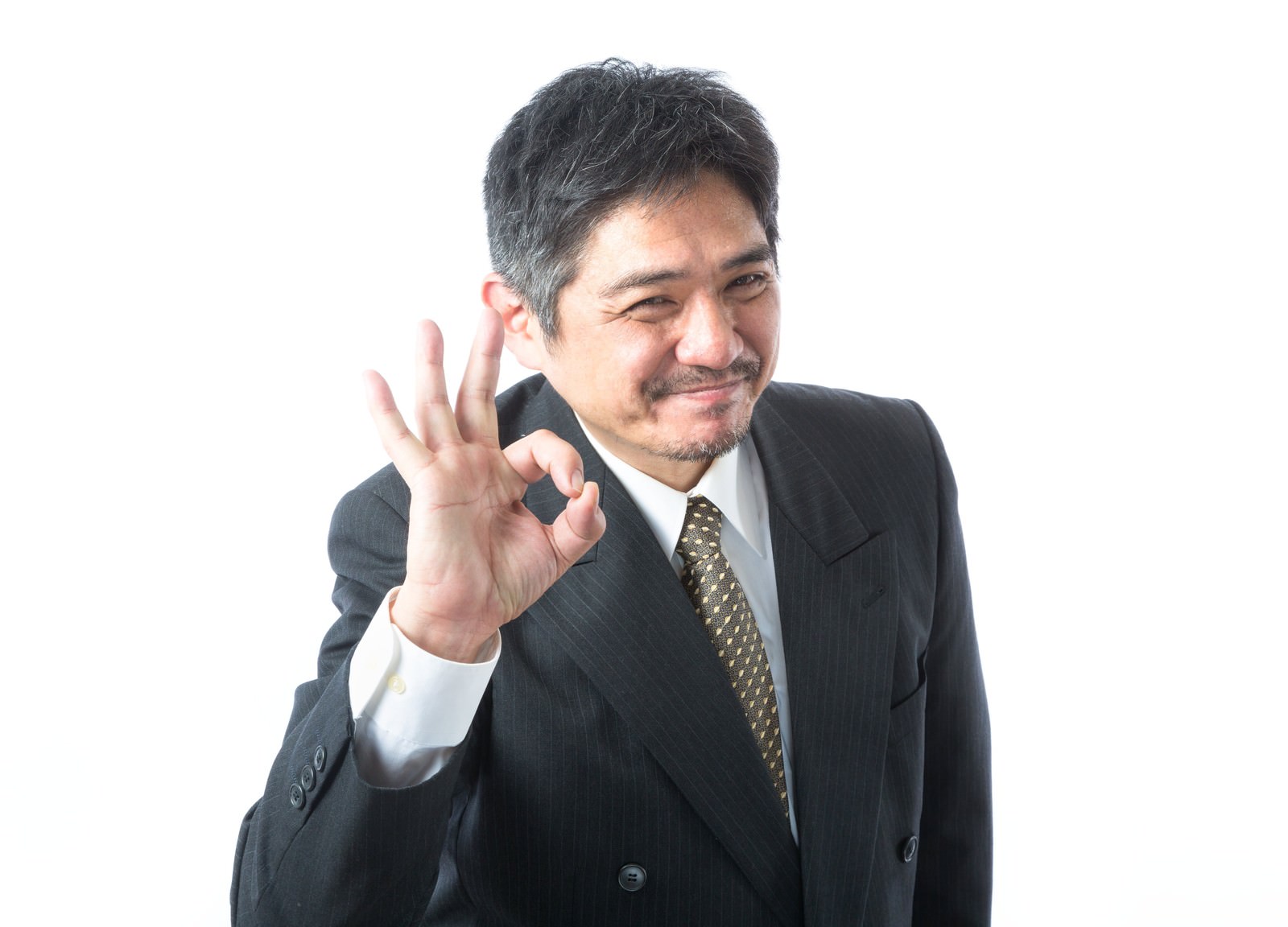 紺色ストライプスーツの中年男性がOKサインを示す笑顔のスタジオポートレート［モデル：よたか］