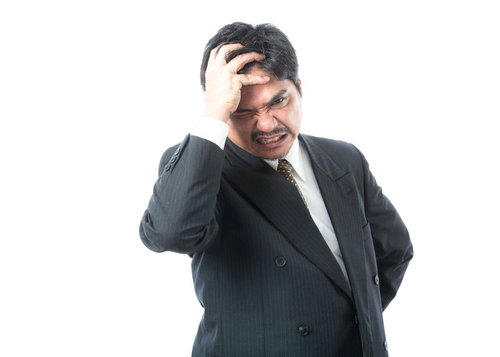 手形不渡りで頭を抱える中年男性経営者、経営危機に直面