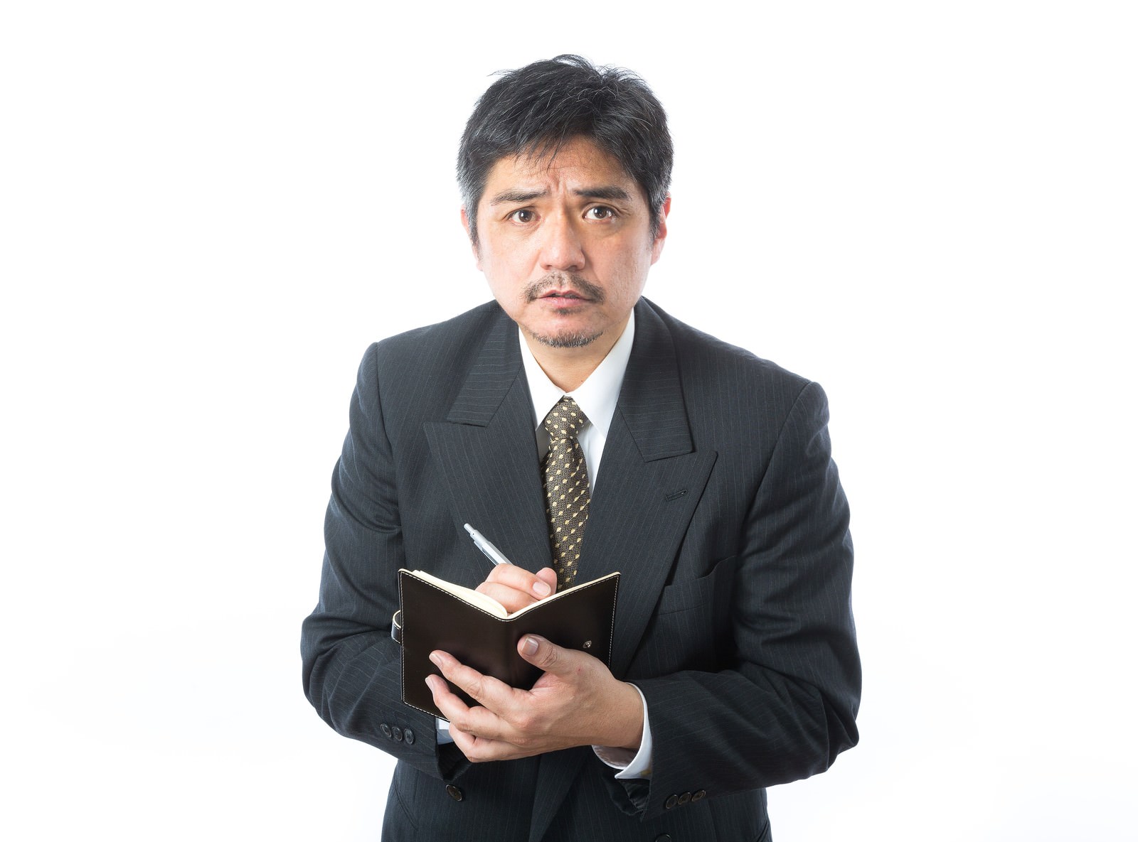 取材中に困惑する記者の男性［モデル：よたか］