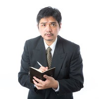 取材中に言葉に詰まって困惑する記者の写真