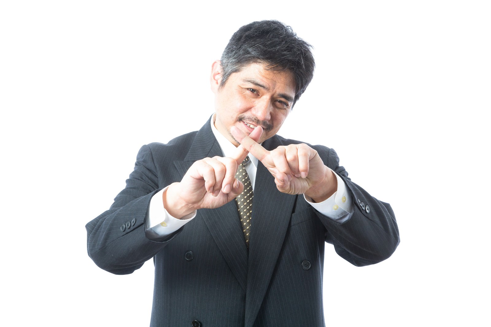 両手の人差し指で×印を作って「NO」と拒否する紺色スーツの中年男性［モデル：よたか］