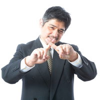 お会計チェックで指をさして「NO」と拒否する中年の上司の写真