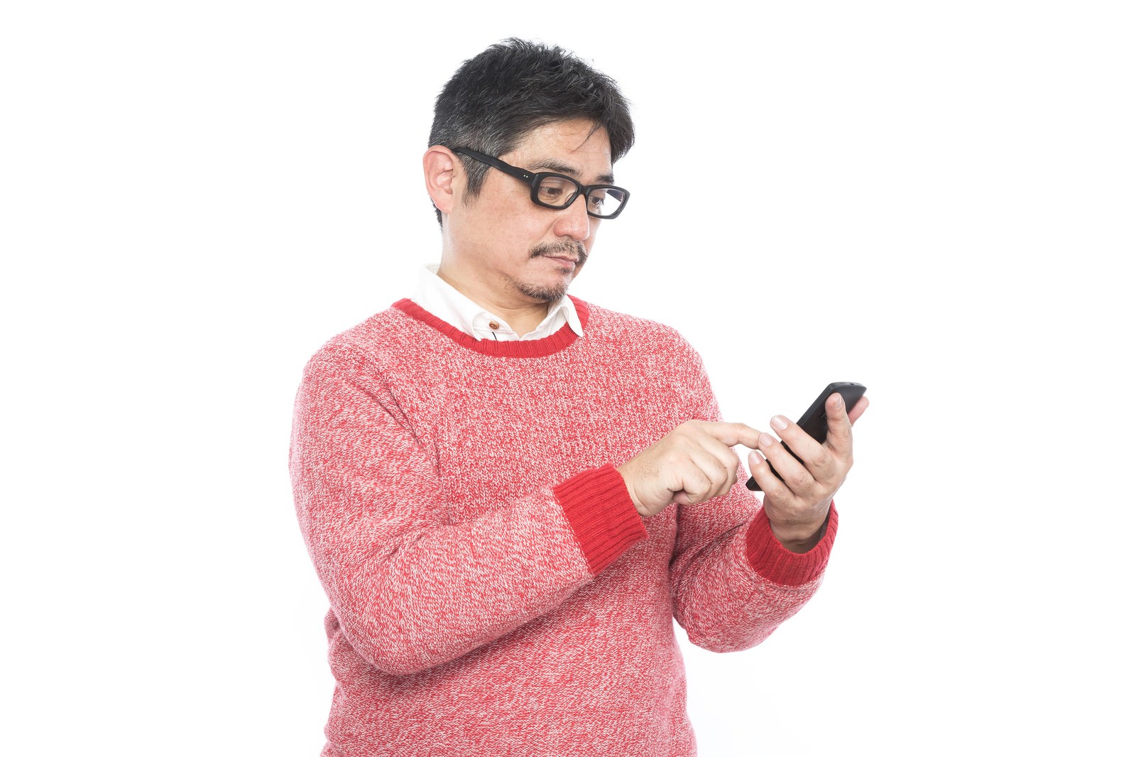 スマホを持ち既読を待つメガネをかけた中年男性［モデル：よたか］