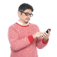 娘の既読を待ち続けるスマホを握る中年の上司の写真