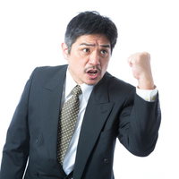 競争入札で勝利した中年の企画部長がガッツポーズの写真