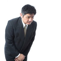 炎上対応に追われる企業アカウントの中の人の写真