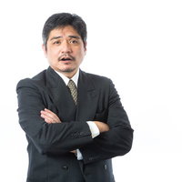 新入社員のプレゼンを見守る中間管理職の写真