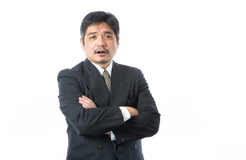 新入社員のプレゼンを見守る中間管理職