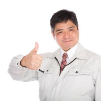いいねする町工場の社長が親指を立てるポーズの写真