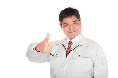 いいねする町工場の社長が親指を立てるポーズ