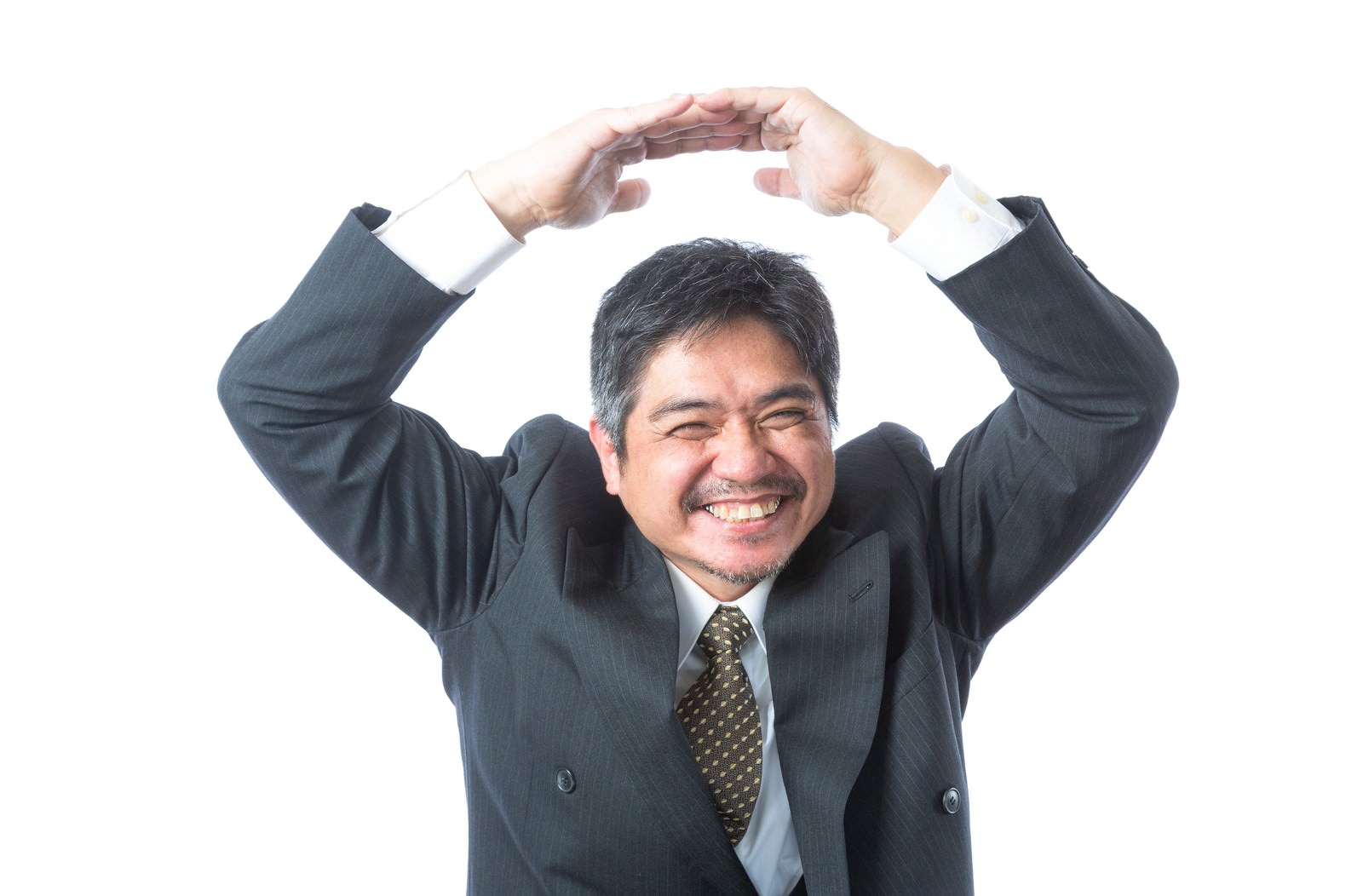 紺スーツの男性が両手でOKマークを作って笑顔で喜んでいる［モデル：よたか］