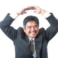 「例のプレゼン採用されました！」とOKマークを出す部長の写真