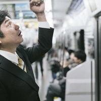 間違って反対路線に乗ってしまった中間管理職、電車内で驚くの写真