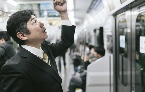 間違って反対路線に乗ってしまった中間管理職、電車内で驚く