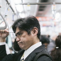 電車内の迷惑行為を見て思わずイラッとくる中年の男性の写真