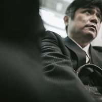 満員電車で「降ります」がなかなか言えない弱腰中年の写真