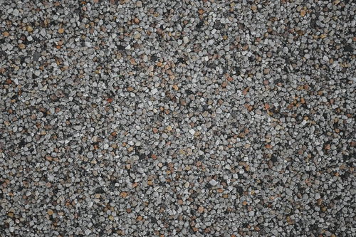 灰色や茶色の小さな石が集まった小石のテクスチャー