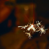 暗闇で白と金色の火花を放つ線香花火の接写の写真