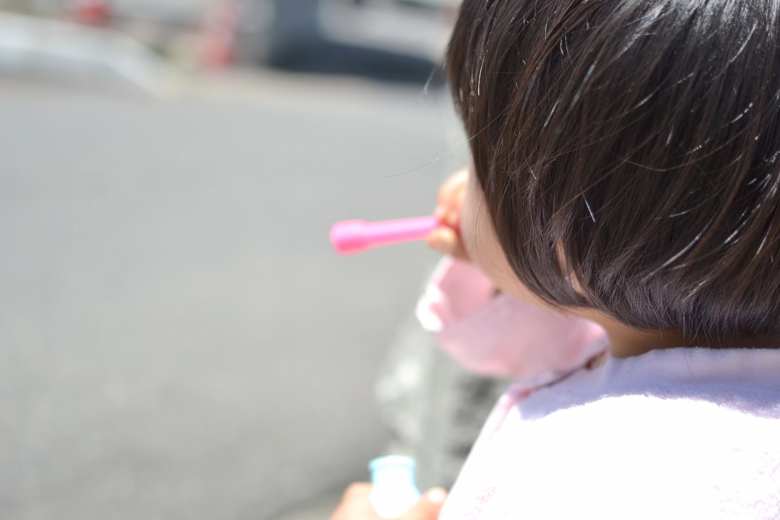 シャボン玉を吹く子供の後ろ姿