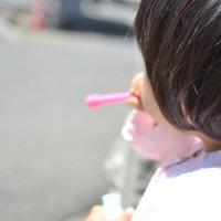 「ぷー」っとシャボン玉を吹く子供の写真
