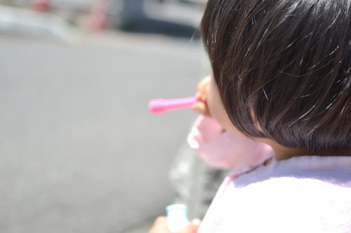 「ぷー」っとシャボン玉を吹く子供