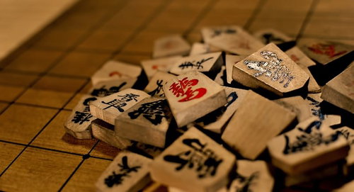 崩し将棋で散らばる駒の接写