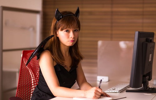 ハロウィンのコスプレするも残業で帰れない女性会社員