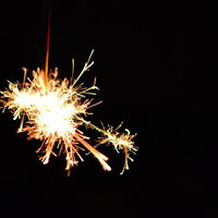 夏の終わりに光る2本の線香花火の写真