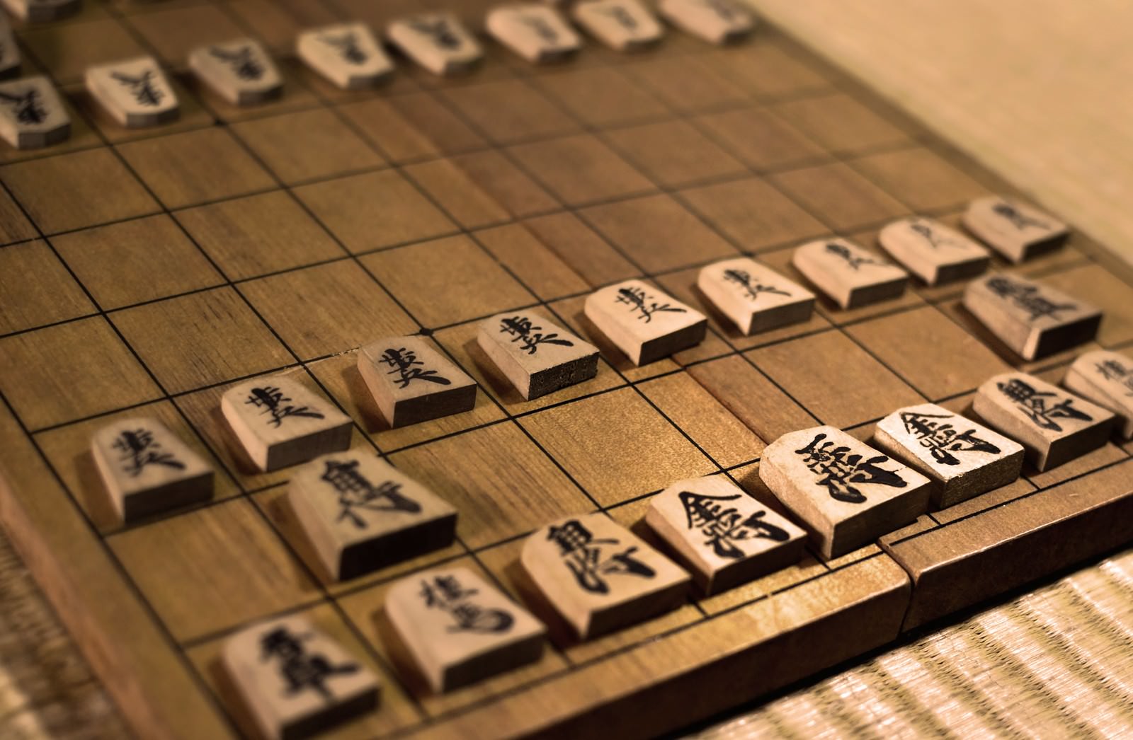 折りたたみの将棋盤に駒が並ぶ