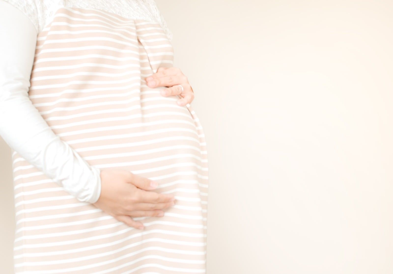 室内で胎動を感じる妊婦