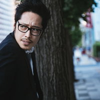 尾行に気づき後ろを振り返る不倫中の男性スーツ姿の写真