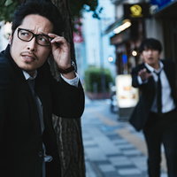 外回り中にだるまさんがころんだをする先輩後輩の張り込み作戦の写真