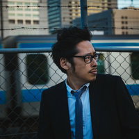 曇り空の階段を急ぐ探偵たちの写真