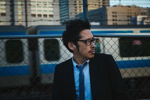 曇り空の階段を急ぐ探偵たち