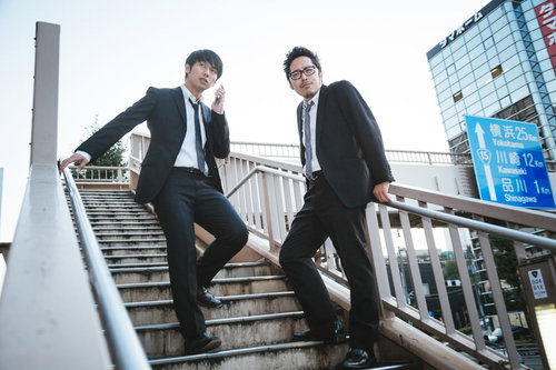 ノルマに追われる後輩とノルマを諦めた先輩、歩道橋で休憩する2人のビジネスマン