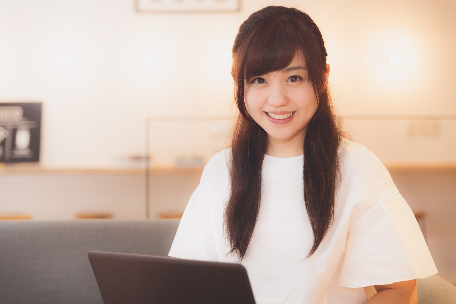 コワーキングスペースでPC操作する女性［モデル：河村友歌］