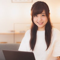 伊万里市のコワーキングスペースでノートパソコンを操作する笑顔の女性の写真