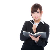 受験相談をしてくれるスーツ姿の美人チューターの写真