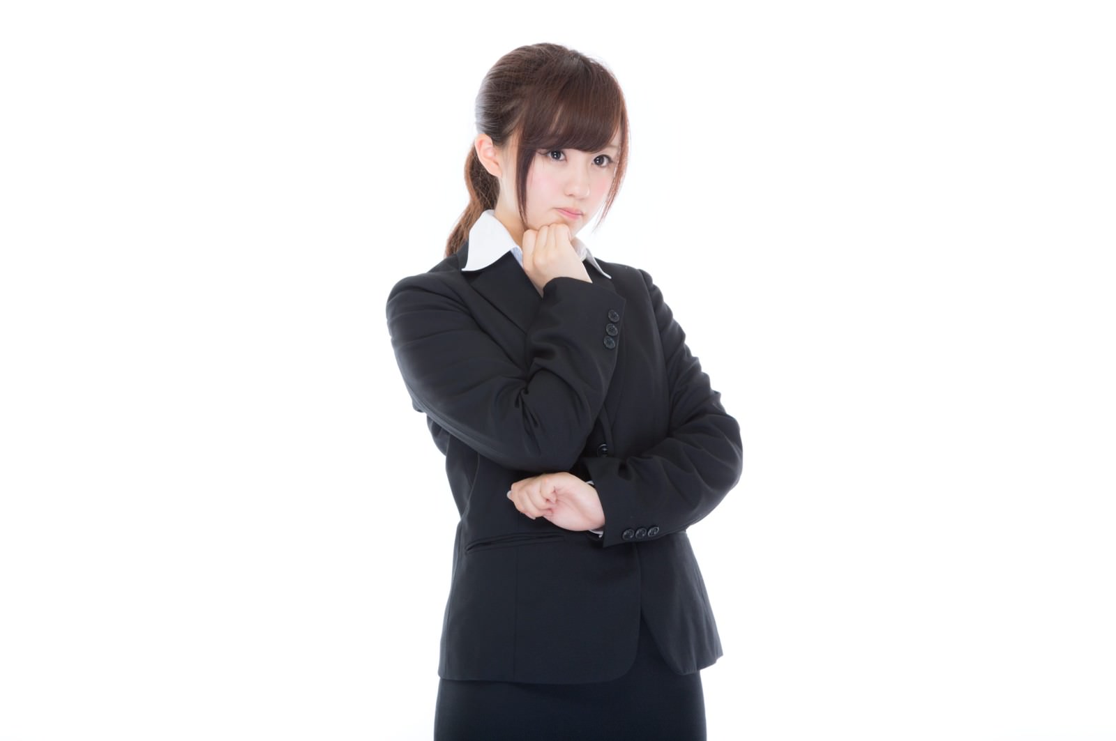 スーツ姿で頭を抱えながら考えこむ女性社員の横顔［モデル：河村友歌］