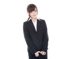 部長に誕生日プレゼントのおねだりをする女性社員の写真