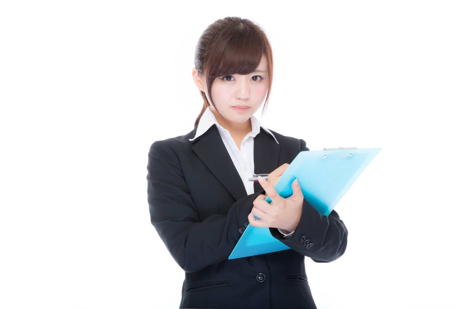 黒いビジネススーツの女性がクリップボードでチェック作業を行う［モデル：河村友歌］