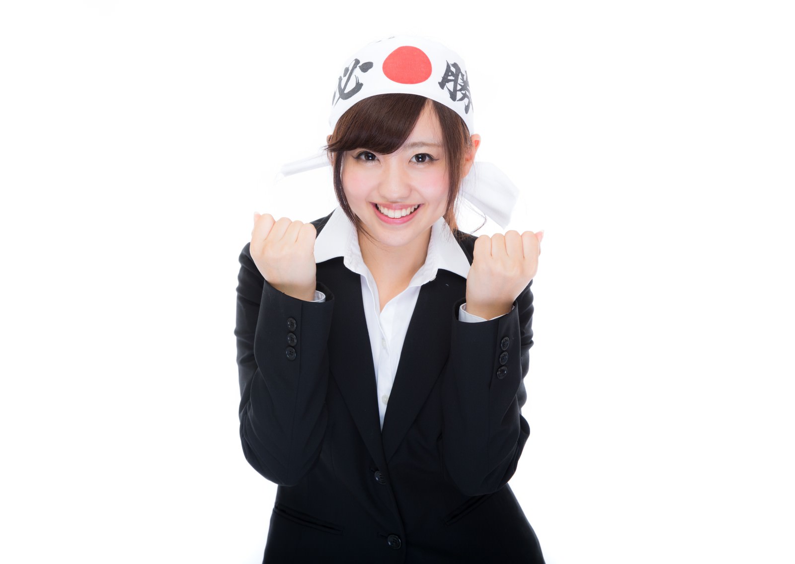 日本国旗の鉢巻を被り、両拳でガッツポーズする黒スーツの女性［モデル：河村友歌］