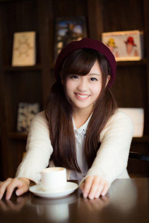 カフェでのデートに笑顔が溢れる白いカーディガン姿の彼女