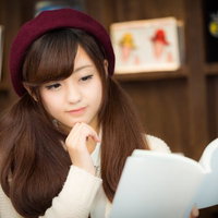 知的な美女がノートパソコンで読書する勉強風景の写真