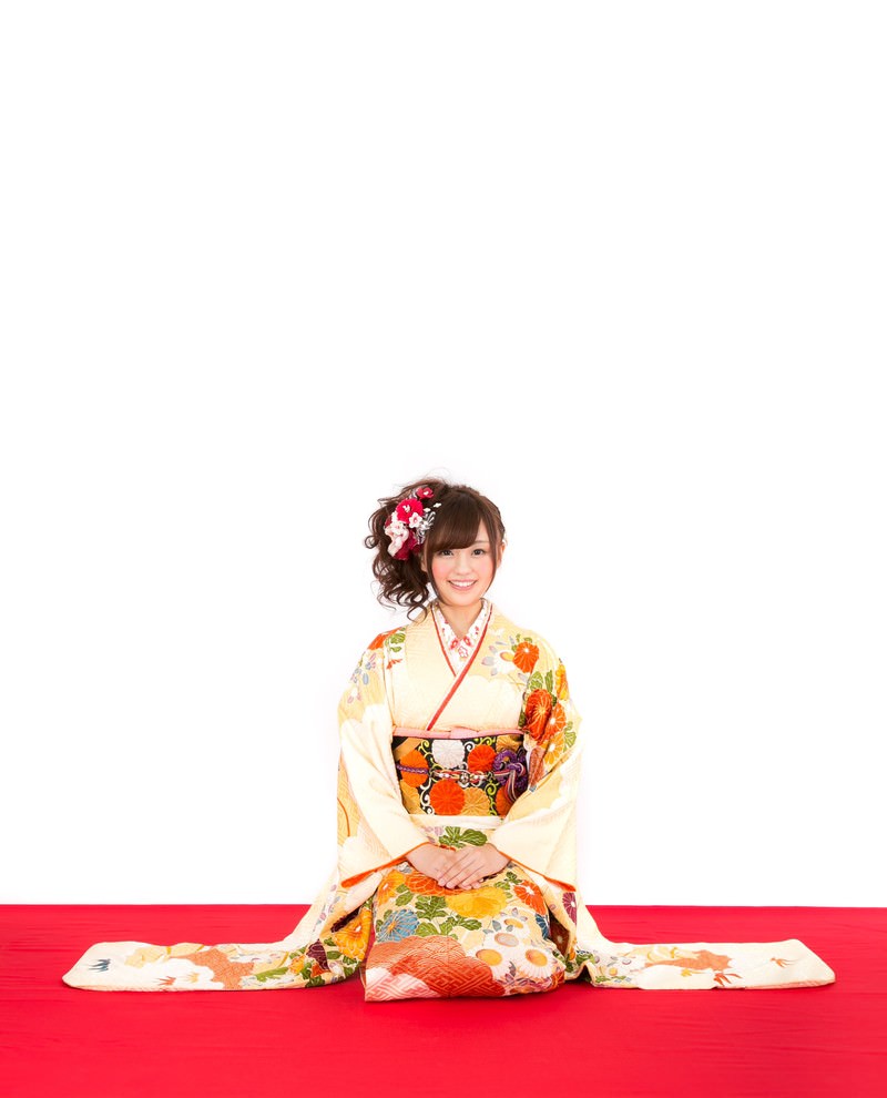 花飾りをつけた着物姿で正座する女性［モデル：河村友歌］
